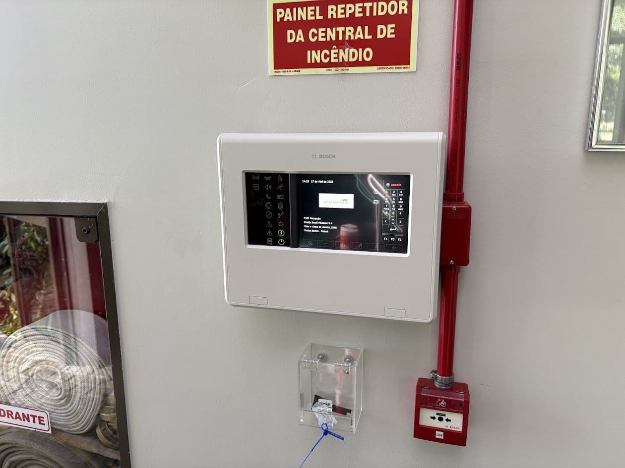 Painel repetidor da central de incêndio e acionador manual na parede
